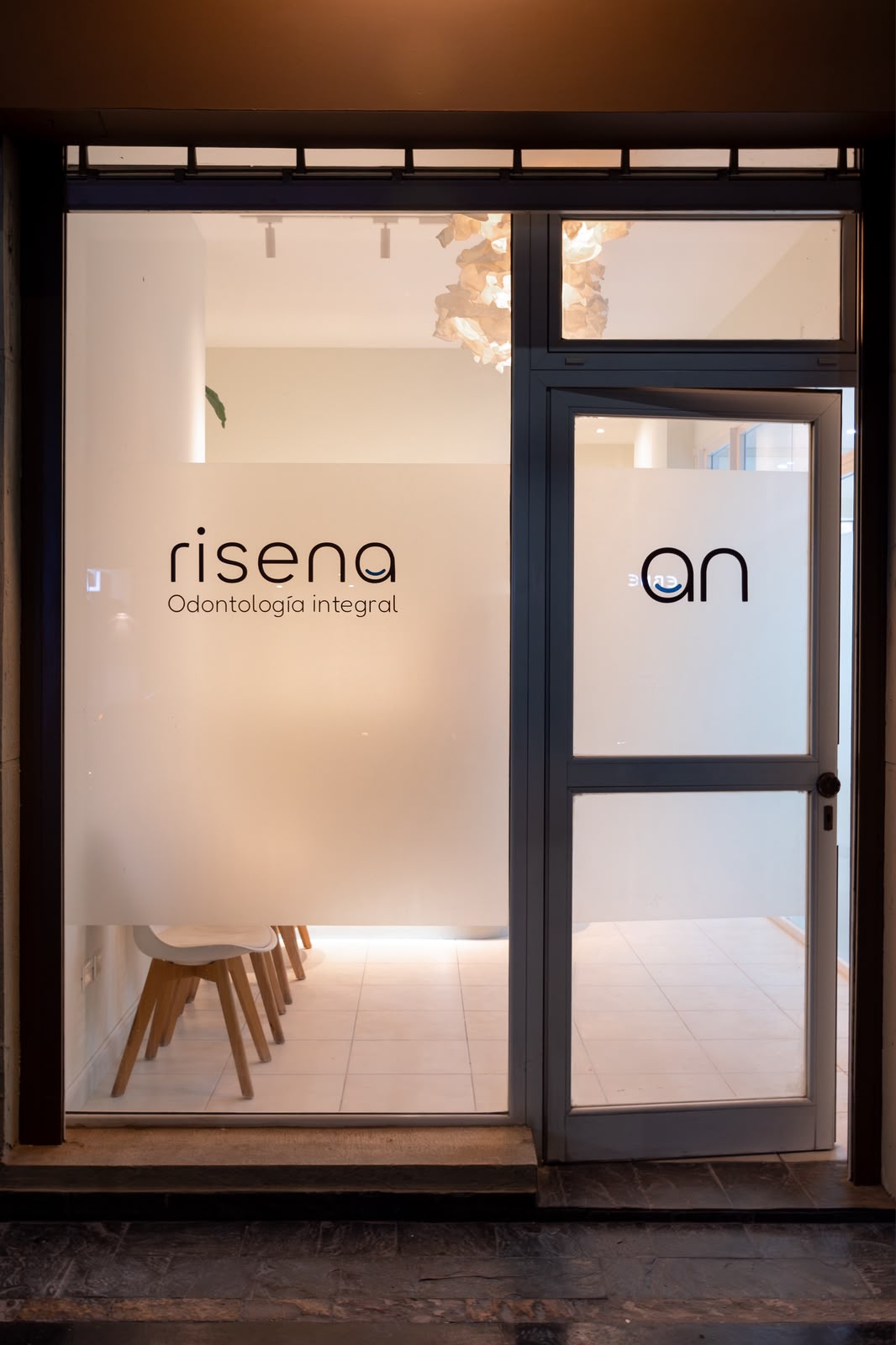 Fachada de Risena con el logo en el frente